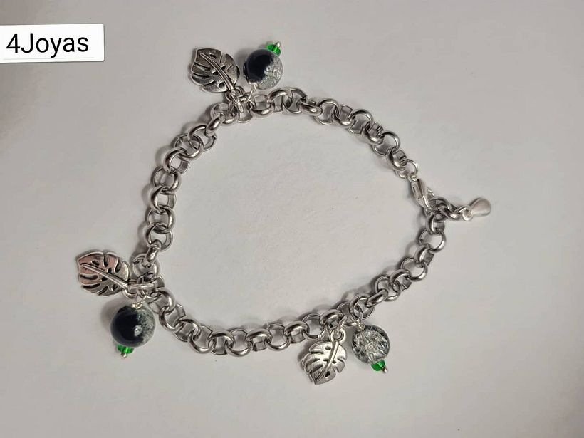 Pulsera hoja de MONSTERA. Check Instagram para más información. 