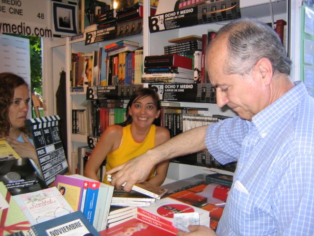 Junto a mi editora María Silveyro, firmando ejemplares en la caseta de la editorial 8yMedio, en la Feria del Libro de Madrid