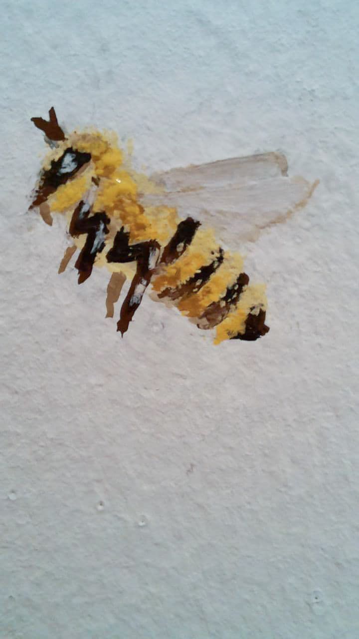 Detalle de abeja de 2 cm de largo.