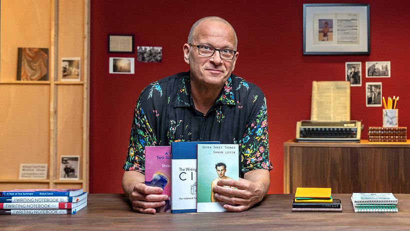 Shaun Levin é escritor, artista, editor, encadernador e professor de escrita criativa