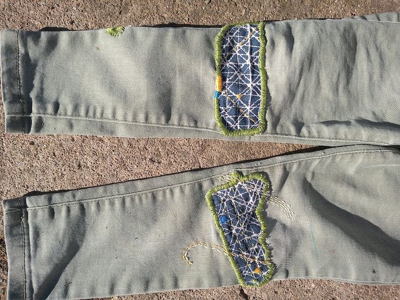 Pantalón de mi hija menor con rodillas emparchadas