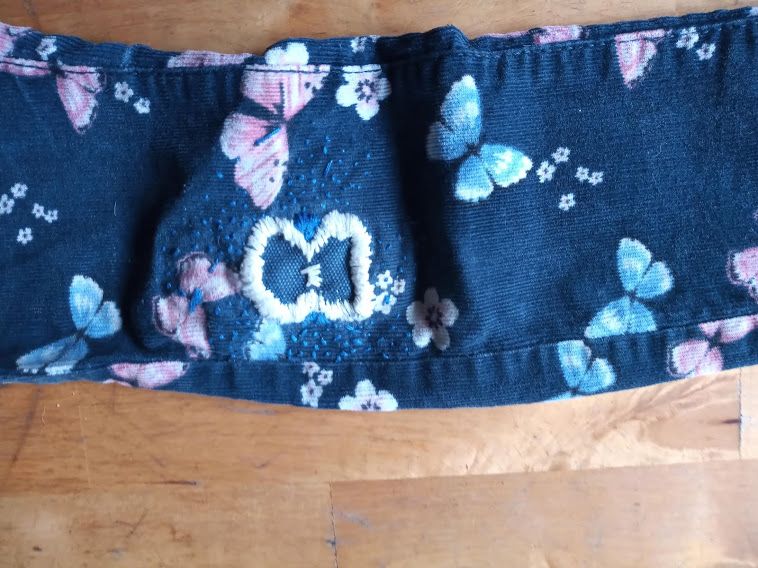 Otro pantalón de mi hija pequeña: dos rodillas inexistentes y un agujero enorme e inexplicable atrás de una pierna
