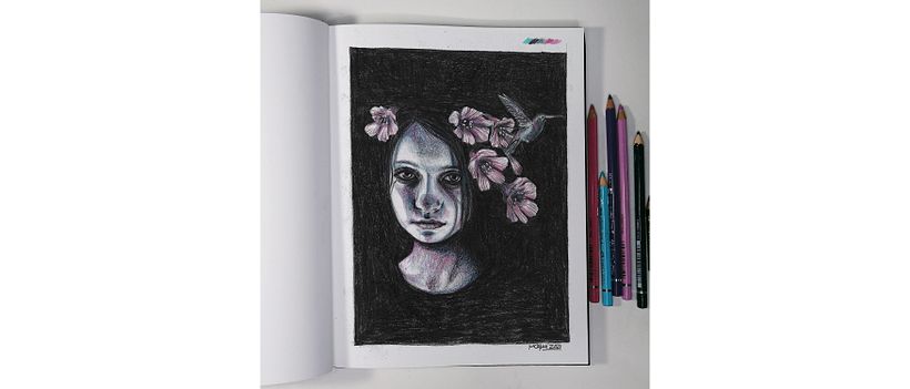 Pensé en la flor de Mashua (aunque es de color amarillo con tonos rojizos) y el colibrí, ambos oriundos de mi Perú...