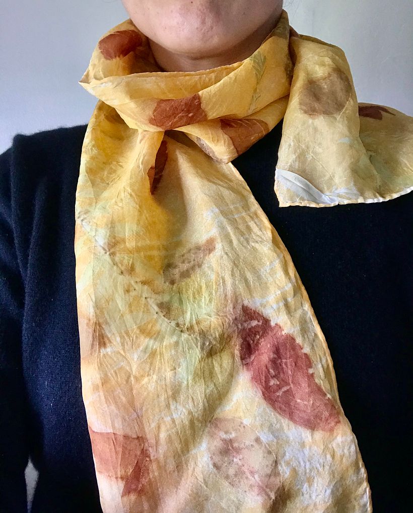 Bufanda de seda con fondo amarillo.