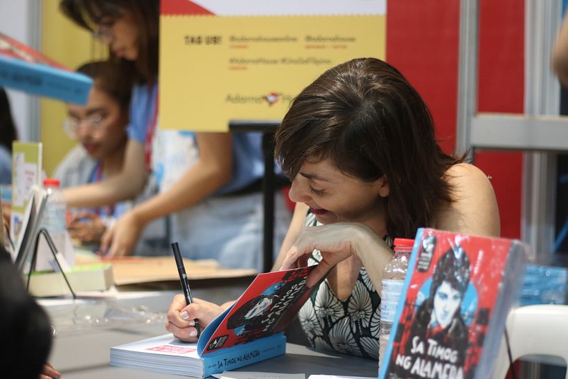 Firmando ejemplares en la Feria de Manila