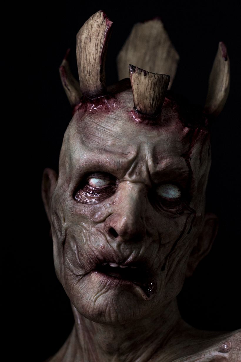 Plano de detalle de la cara, modelada en chocolate blanco y pintada con colorantes comestibles 