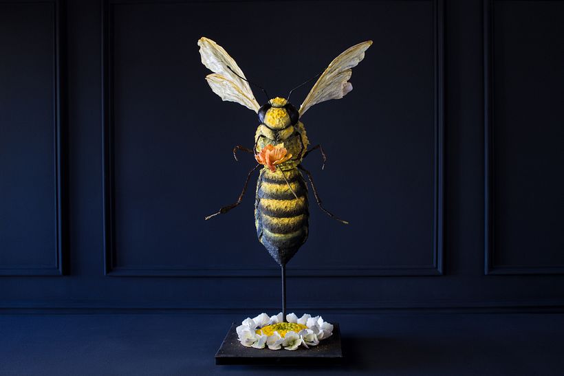 Esta abeja está hecha de bizcocho de chocolate y cubierta en pasta de azúcar