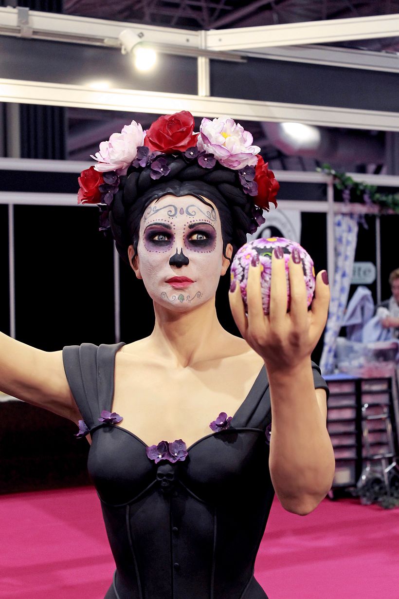 Escultura 100%  comestible a tamaño natural hecha en bizcocho, chocolate blanco y pastas de azúcar