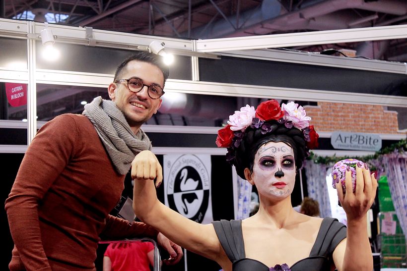 Foto tomada en la feria Cake International en Birmingham, Reino Unido, durante el proceso de creación de la escultura