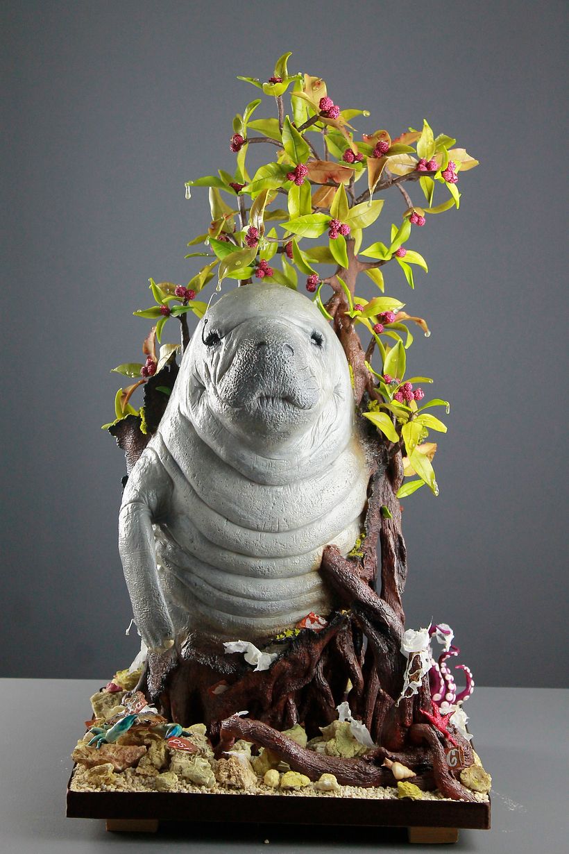 Foto frontal de la escultura comestible "the crying manatee" realizada para una competición internacional.