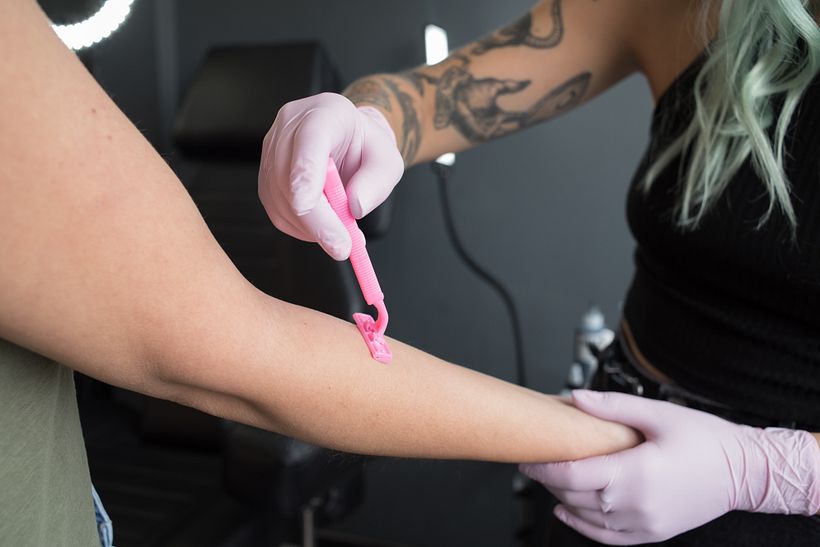 Afeitadora y guantes, esenciales entre los materiales para empezar a tatuar.