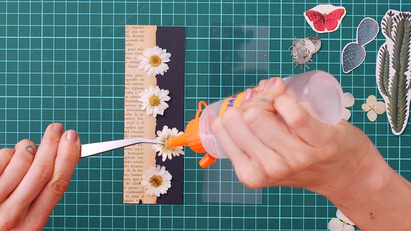 Pega tus flores prensadas con silicona líquida