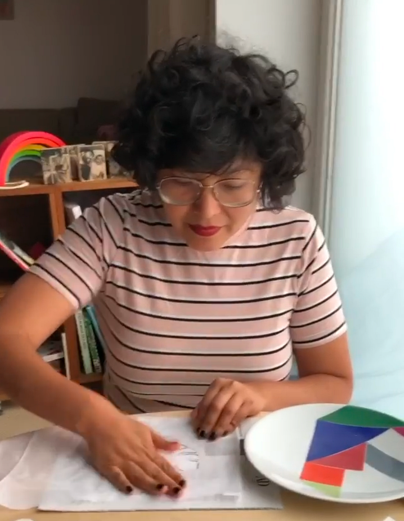 Haz presión sobre la plantilla para adherirla a la superfice. Fábrica de texturas.