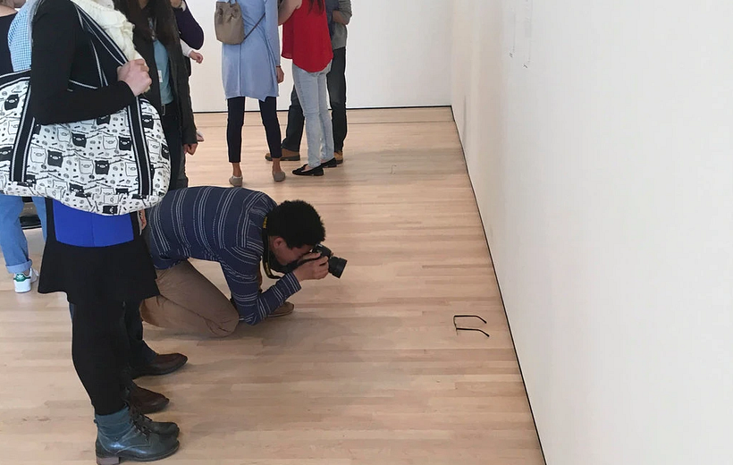 Kevin Nguyen e TJ Khayatan colocaram óculos no San Francisco Museum of Modern Ar [Fonte: New York Times]