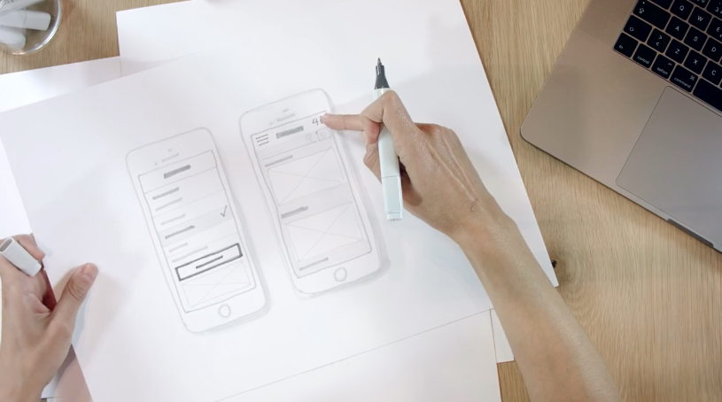 Luz de León impartiendo su curso 'UX: prototipado y diseño de una app de comercio electrónico' en Domestika
