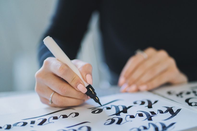 La caligrafía es el arte de escribir con belleza.
