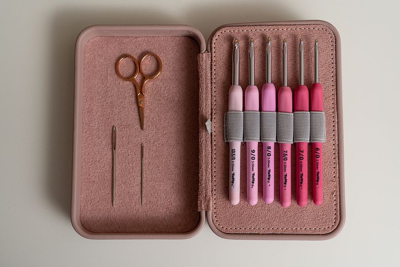 Cuando sepas que vas a dedicarte un largo tiempo al crochet, invierte en un estuche de agujas.