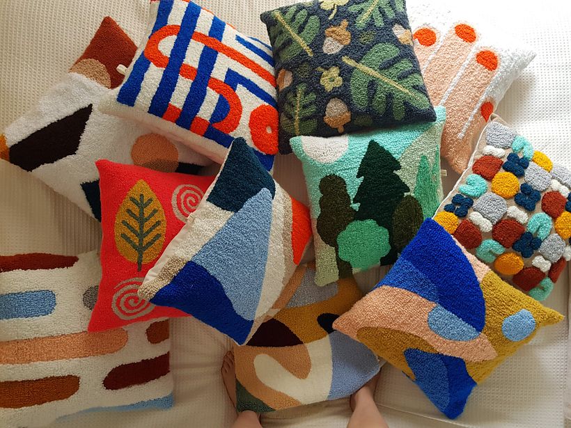 Varios almohadones diseñados por Caro Bello