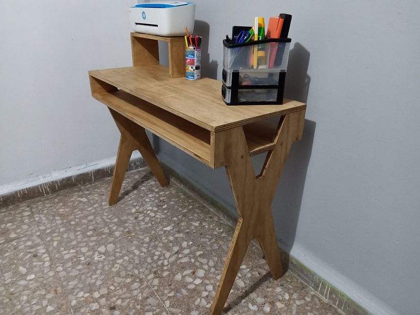 Use la técnica de plantilla para las patas de este escritorio 