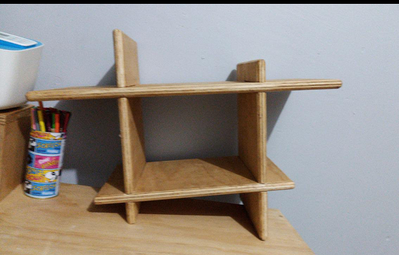 para practicar el encastre a media madera hice esta repisa (la tecnica aún se me dificulta) 