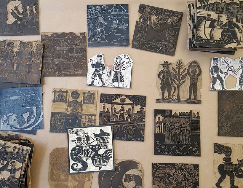 Estas son algunas de las placas talladas de linóleo para imprimir e ilustrar el libro