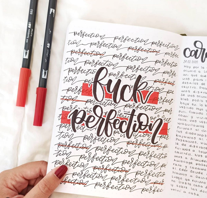 My study journal utiliza colores fuertes y un estilo rebelde.