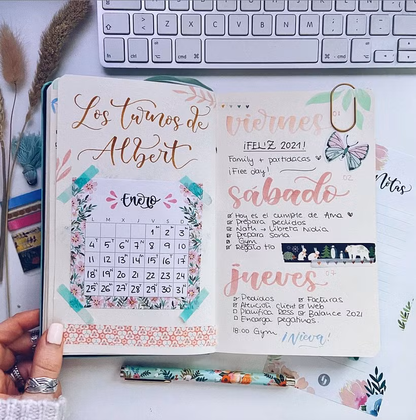 En el bullet journal se puede mezcla lettering, acuarelas y collage.