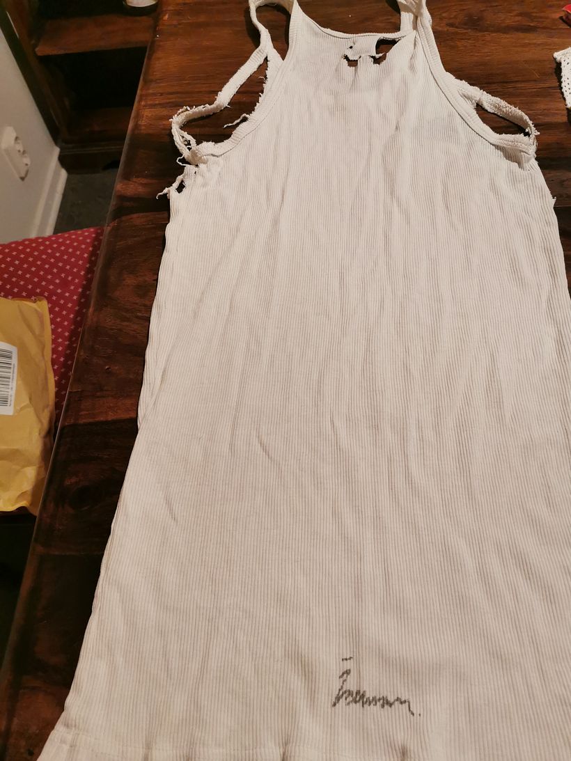 Así estaba la polera antes de ser recuperada.