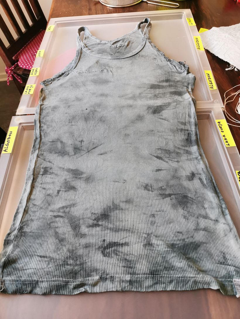 Así quedo la polera despues de ser teñida con una combinación de bayas de sauco y pigmento rojo. Tecnica Shibori marmoreado