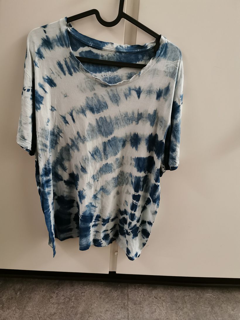 Polera teñida con indigo y usando tecnica de Shibori