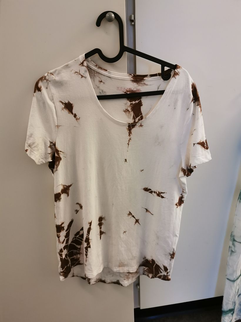 polera blanca con tecnica Shibori