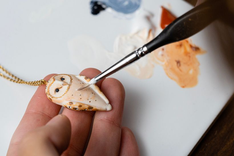 La pintura acrílica es una buena opción para pintar tus piezas con arcilla polimérica.