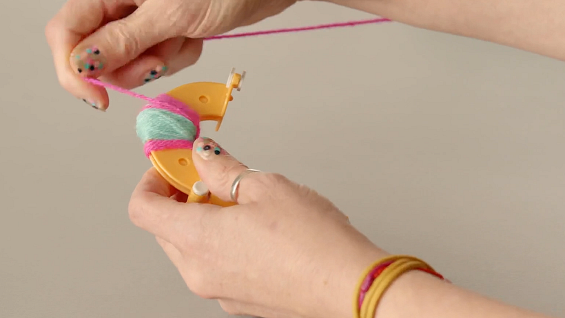 How to make a yarn pom pom step by step