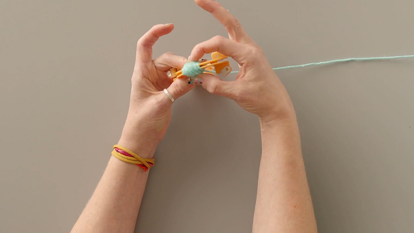 How to make a yarn pom pom