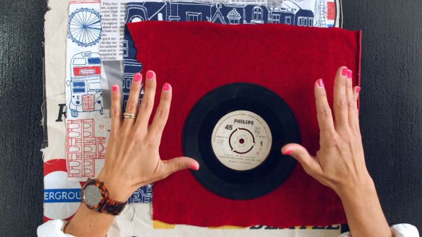 Se procura destacar bem o objeto, escolha uma cor neutra, como um pedaço de veludo vermelho