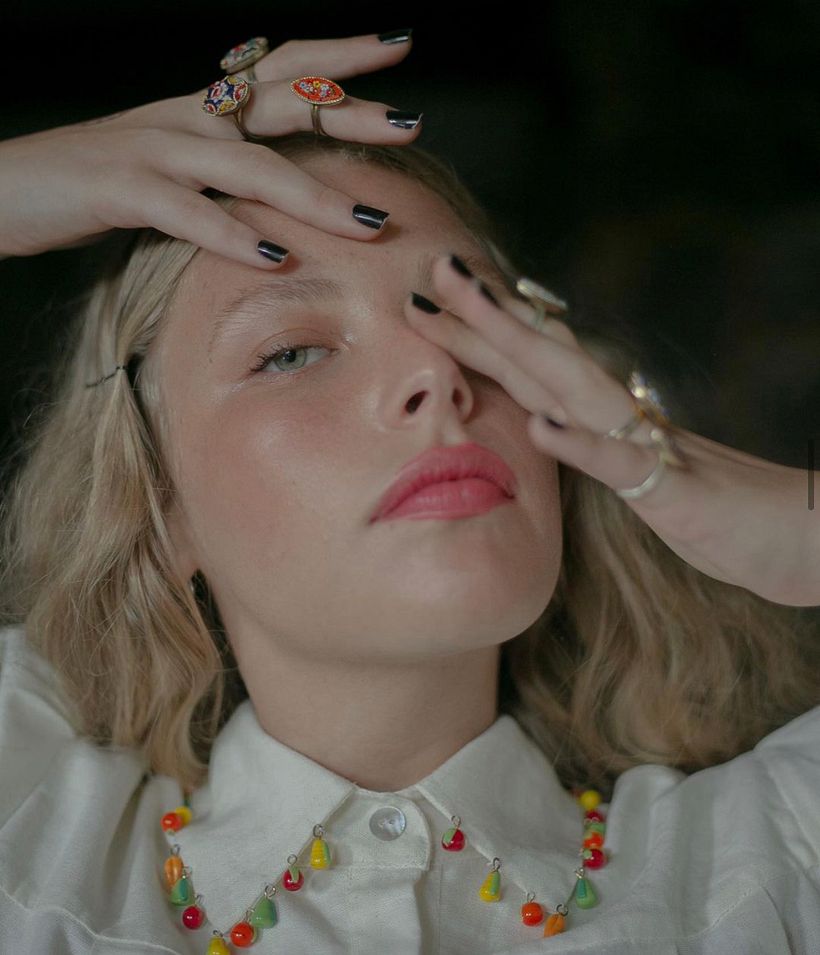 Na Nuska, Hannah desenha coleções cheias de cores, texturas e um eterno espírito festivo e leve