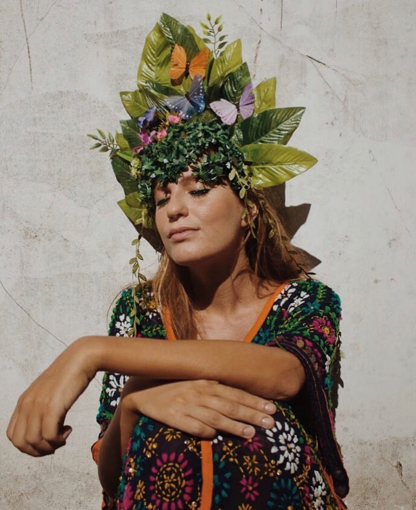 Flores, folhas e cores da floresta habitam os adereços de cabeça criados por Hannah Rubinstein