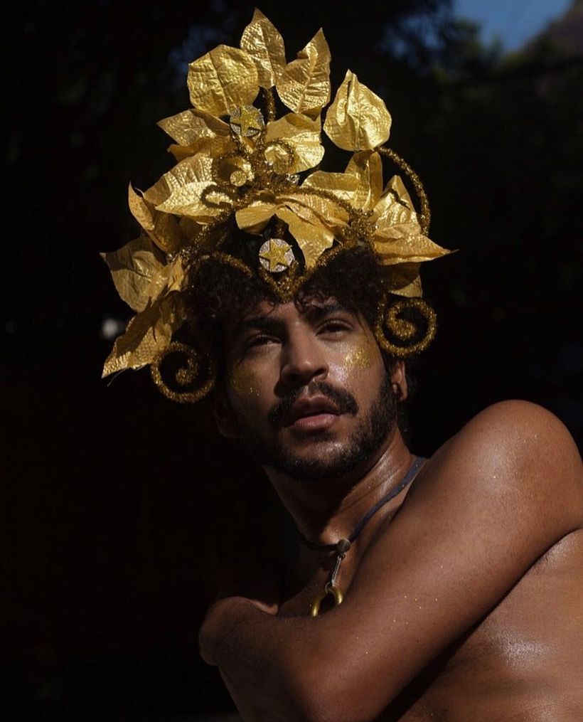 Flores, folhas e cores da floresta habitam os adereços de cabeça criados por Hannah Rubinstein