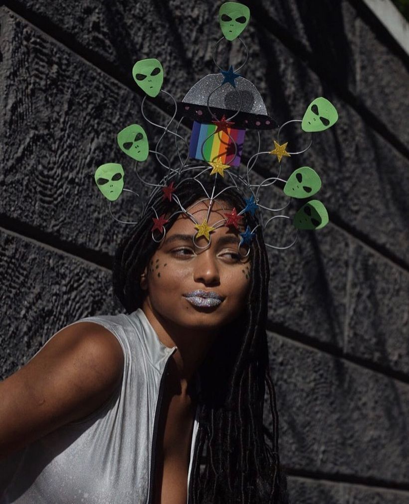 O toque colorido dos chapéus e acessórios de Hannah faz sucesso na folia quente do Rio de Janeiro