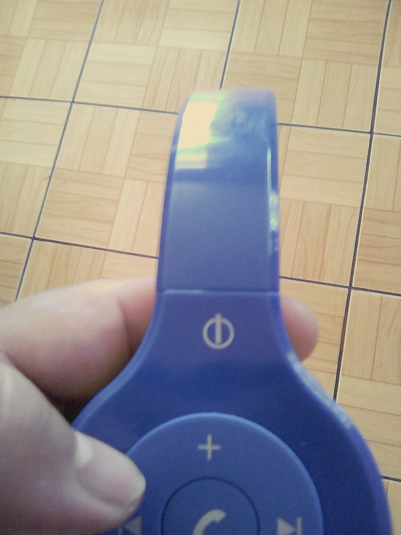 Es ese circulo con una linea que esta en esos audífonos. Alguien me podria ayudar por favor .