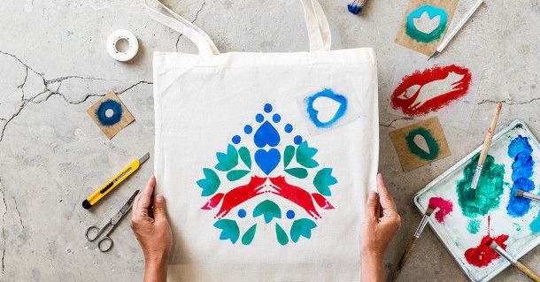 Estampagem manual a partir de um molde de estêncil. Fábrica de Texturas
