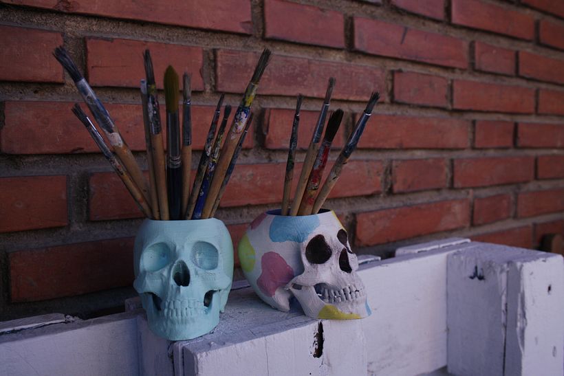 Calaveras con pinceles / editada en VSCO.