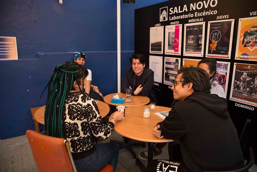 Esta es Talia Yael diciendo su monólogo en la mesa de Americano. 
