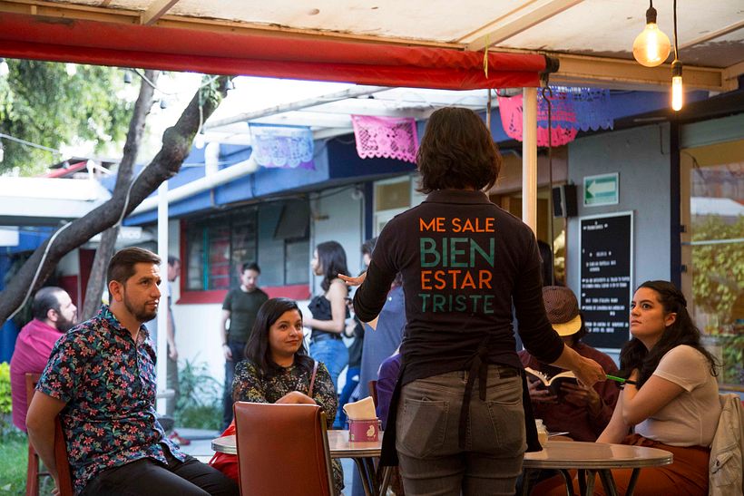 Esa que tiene la playera con el título en la espalda soy yo: cuando la obra es en cafeterías hago el papel de mesera. 