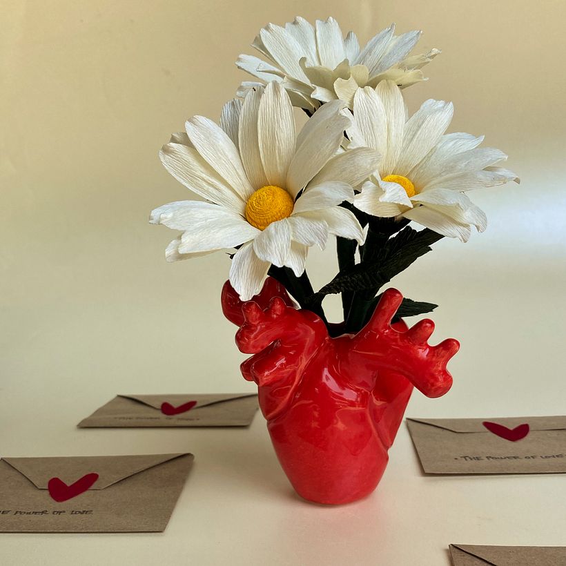 Corazon florecido de margaritas silvestres. corazón cerámica de @veintitresceramica