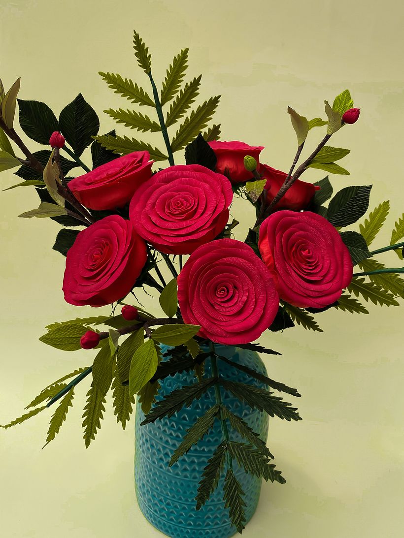 Ramo de rosas y follaje 