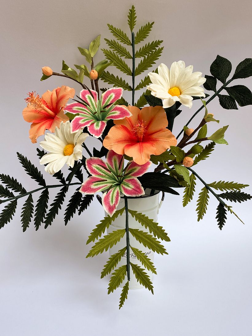 Composición de San Joaquines, lirios Japoneses y margaritas silvestres 