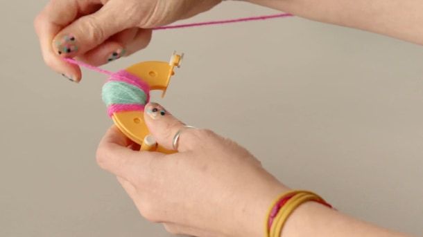Tutorial DIY: cómo hacer un pompón de lana moteado 3