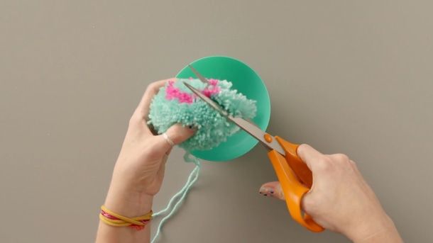 Tutorial DIY: cómo hacer un pompón de lana moteado 9