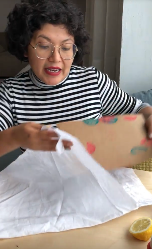 Usa un cartón para que no traspase la tinta hacia el otro lado de la tela. Fábrica de Texturas.